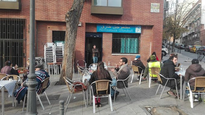 Fachada de Restaurante Gibraltar y personas sentadas comiendo
